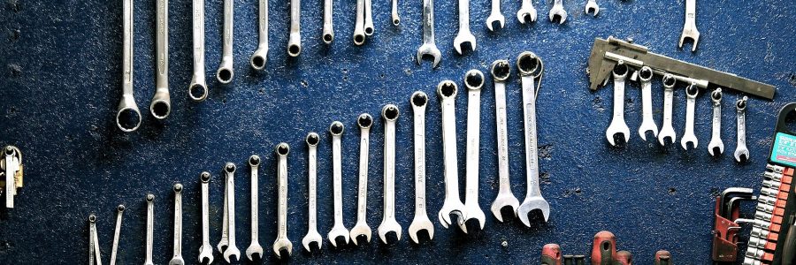 garage-hanging-mechanic-162553